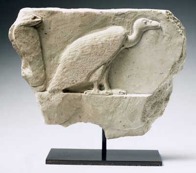 Reliëf met een gier en cobra (kalksteen) door Egyptian Ptolemaic Period
