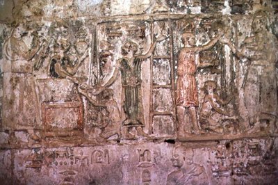 Reliëf dat ambachtslieden toont die hun werk aanbieden in het Graf van Petosiris, ca. 300 v.Chr. door Egyptian Ptolemaic Period