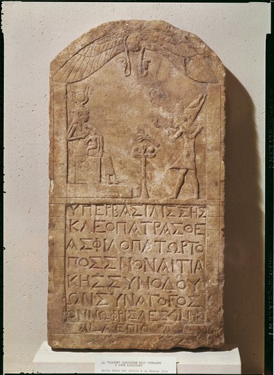 Stèle gewijd aan Isis met Cleopatra VII die een offer brengt aan Isis die haar zoon Horus borstvoeding geeft door Egyptian Ptolemaic Period