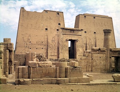 Uitzicht op de eerste pyloon van de Tempel van Horus door Egyptian Ptolemaic Period