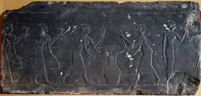 Egyptische antiquiteit: kalkstenen plaat versierd met laag reliëf dat het persen van lotus bloemen voorstelt, 8e tot 7e eeuw v.Chr. door Egyptian School