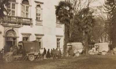 Album van de Eerste Wereldoorlog in Friuli-Venezia Giulia: aankomst van de ambulance met de gewonden in Villa Brazzà, thuis bij 17 van het Oorlogshospitaal in Soleschiano Manzano, 25/11/1915 door Elena Bianconcini