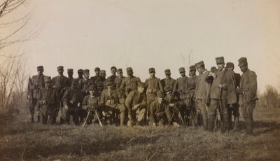 Album van de Eerste Wereldoorlog in Friuli-Venezia Giulia: groepsportret van de soldaten van de Infanterie 112.mo met twee machinegeweren bij de Rivier Toren door Elena Bianconcini