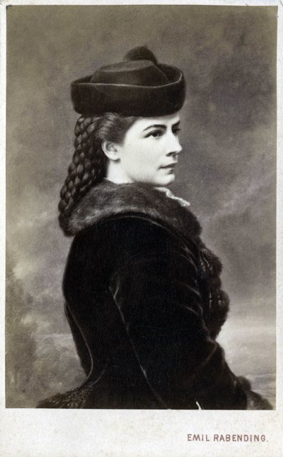 Portret van Elisabeth de Wittelsbach (1837-1898) (Sissi), keizerin van Oostenrijk (1854-1898) en koningin van Hongarije (1867-1898), geboren hertogin in Beieren. (KEIZERIN ELISABETH VAN OOSTENRIJK) Fotografie in de studio van Emil Rabending (1823-1886). door Emil Rabending