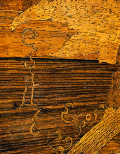 Art Nouveau stijl koffietafel, door Emile Galle (1846-1904), detail met Galle
