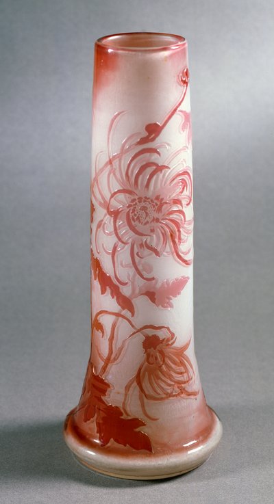 Dubbele glazen vaas met rode chrysantdecoratie, ca. 1900, Frankrijk door Emile Galle