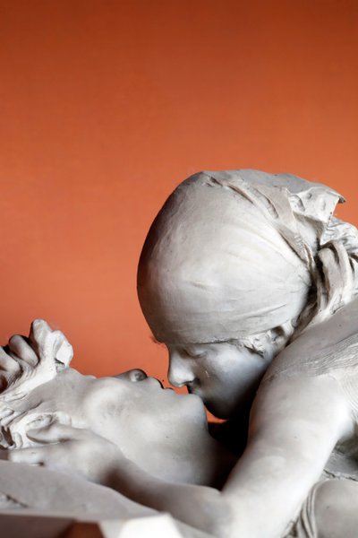 Monumentale Begraafplaats. De Kus op een grafsteen. Milaan. Italië. door Emilio Quadrelli