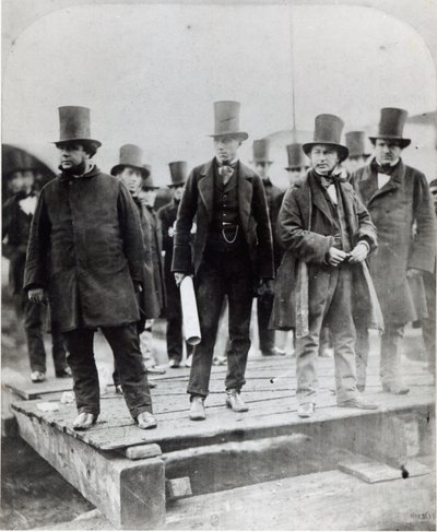 (L naar R) John Scott Russell, Henry Wakefield, Isambard Kingdom Brunel en Lord Derby bij de lancering van de SS Great Eastern door English Photographer