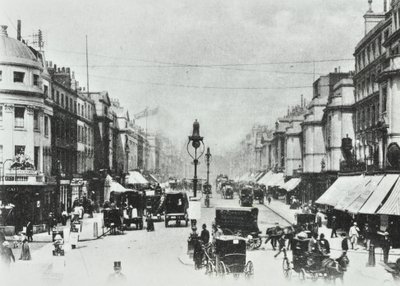 252-260 Regent Street, Westminster: noordwaarts naar Oxford Circus, 1890 door English Photographer