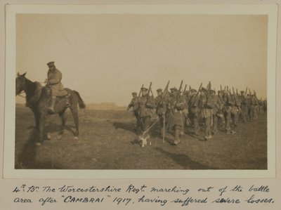 4e: Bn. Het Worcestershire Regt. marcheert uit het slagveld na 