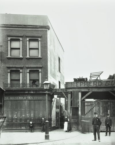 68 Bermondsey New Road: voorgevel, Londen, 1898 door English Photographer
