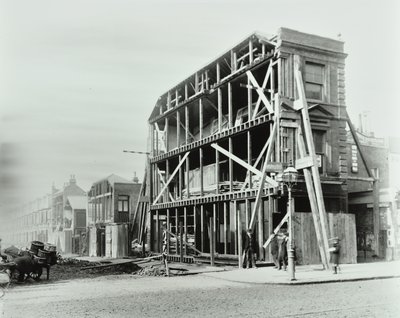 85 Stoke Newington Road: hoek van Stoke Newington Road en Prince George Road, 1897 door English Photographer