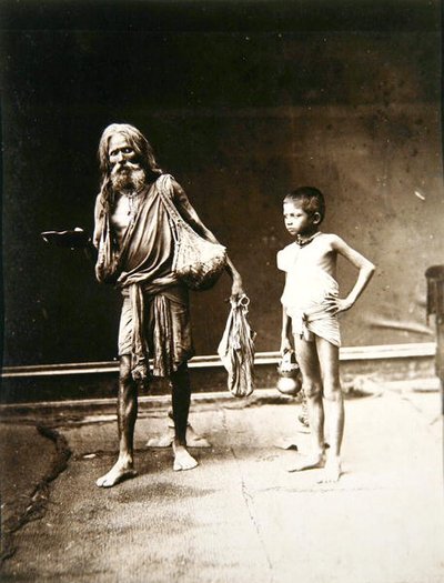Een Fakir en zijn assistent, India, c.1880 door English Photographer