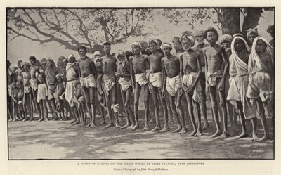 Een Groep Inheemsen bij de Hulpwerken in Deori Panagar, nabij Jubbulpore door English Photographer