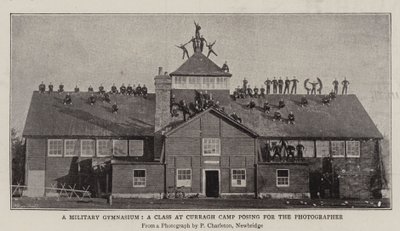 Een militaire gymnastiekzaal, een klas in Curragh Camp poseert voor de fotograaf door English Photographer