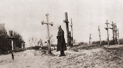Een Russische soldaat bij het graf van een wapenbroeder tijdens de Eerste Wereldoorlog, uit The Illustrated War News, 1915 door English Photographer