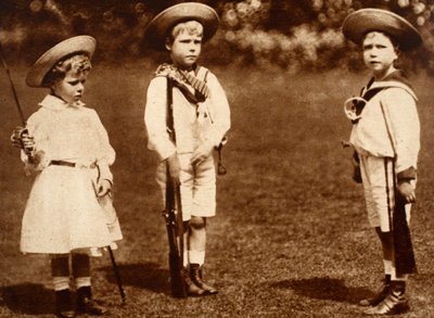 Een jonge koning Edward VIII die zijn broers en zussen, de hertog van York en de prinses Royal, drilt, ca. 1899 door English Photographer