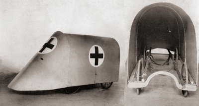 Een kogelvrij brancarddeksel voor het redden van gewonden en brancarddragers tussen loopgraven tijdens de Eerste Wereldoorlog, uit The Illustrated War News, 1915 door English Photographer