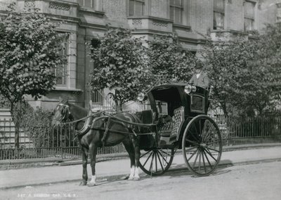 Een bestuurder die op zijn Hansom cab zit door English Photographer