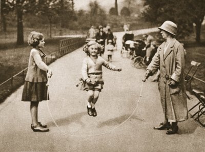 Een meisje dat touwtje springt in Hyde Park of Kensington Gardens, uit Wonderful London, gepubliceerd 1926-27 door English Photographer