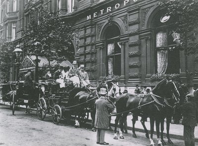 Een paard-en-wagen op straat buiten het Hotel Metropole door English Photographer