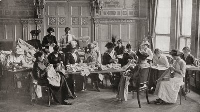 Een dames Rode Kruis naaibijeenkomst in Claridge