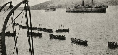 Een landingsmacht verlaat de transportschepen voor de kust tijdens de Gallipoli-campagne, uit 