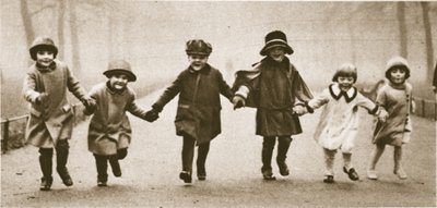 Een rij goedgeklede kinderen die rennen in Hyde Park, uit Wonderful London, gepubliceerd 1926-27 door English Photographer