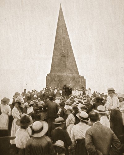 Een schilderachtige oude gewoonte in St. Ives: de Old Hundredth bij de John Knill Obelisk, uit The Illustrated War News, 2 augustus 1916 door English Photographer