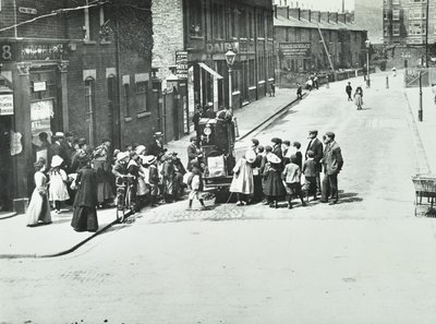 Een straatorganist in Putney, Londen, 1886 door English Photographer
