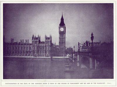 Een uitzicht op de Houses of Parliament en Big Ben in de stralen van de jagersmaan, tijdens de verduistering, uit The Illustrated War News, gepubliceerd op 8 november 1939 door English Photographer