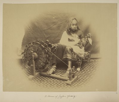 Een vrouw uit Jeypore aan het spinnen, c.1890 door English Photographer