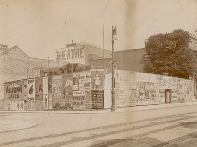 Reclames op de hoek van Latchmere Road en Lavender Hill, Wandsworth, Londen door English Photographer