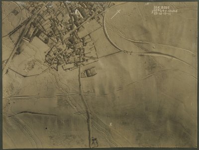 Luchtfoto met loopgraven uit de Eerste Wereldoorlog, 1917 door English Photographer