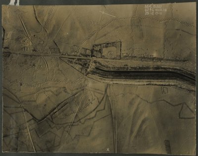 Luchtfoto met loopgraven uit de Eerste Wereldoorlog, 1917 door English Photographer