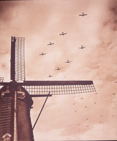 Geallieerde vliegtuigen slepen zweefvliegtuigen met luchtlandingstroepen over Nederland, Slag om Arnhem door English Photographer