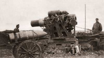 Een Oostenrijkse reuzenbelegeringshouwitser en zijn granaat, gebruikt tijdens de Eerste Wereldoorlog, uit The Illustrated War News, 1915 door English Photographer
