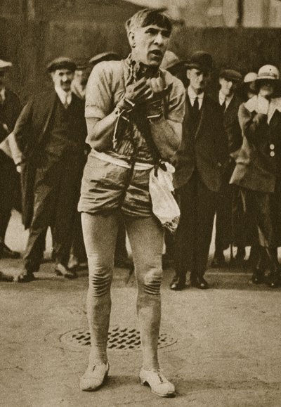 Een acteur verkleed als Houdini buiten een theaterdeur door English Photographer