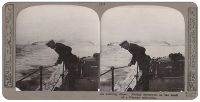 Een spannende achtervolging. Britse torpedobootjagers op het spoor van een Duitse onderzeeër door English Photographer