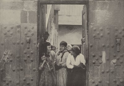 Oude stenen deuren, Tiberias, Een stad aan het Meer van Galilea, in de buurt waarvan onze Verlosser door English Photographer