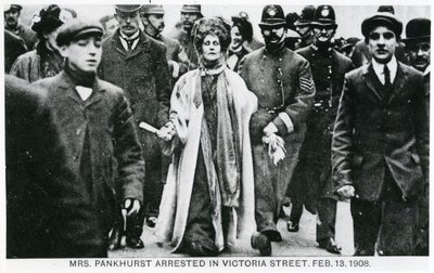 Arrestatie van mevrouw Emmeline Pankhurst in Victoria Street, 13 februari 1908 door English Photographer