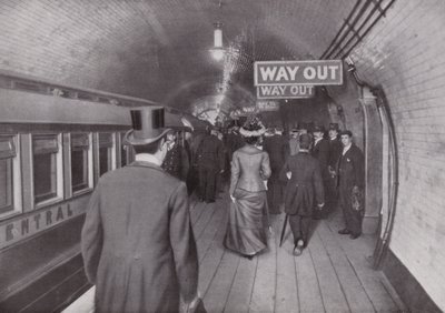 Bij het Bank Station van de Central London Railway, Uitgang door English Photographer