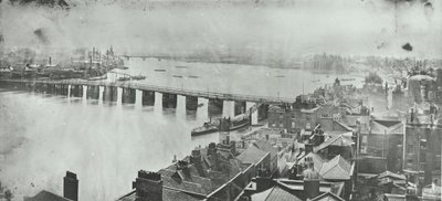 Battersea Brug: uitzicht vanaf Chelsea Kerk Toren, 1875 door English Photographer