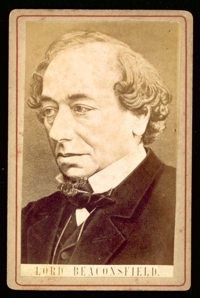 Benjamin Disraeli, Lord Beaconsfield, portret (zw/w foto) door English Photographer