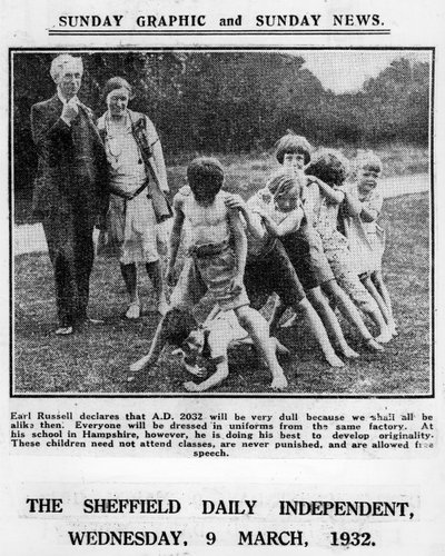 Bertrand Russell en zijn vrouw Dora Black met leerlingen van hun Beacon Hill School, 1932 door English Photographer