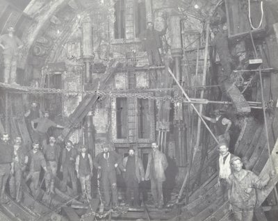 Blackwall Tunnel: een groep arbeiders staat in de luchtsluis, 1894 door English Photographer