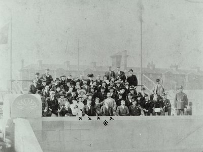 Blackwall Tunnel: menigte verzameld bij de openingsceremonie, 1897 door English Photographer