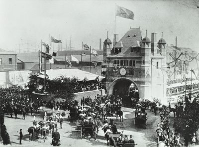 Blackwall Tunnel: door paarden getrokken koetsen passeren de ingang van de ceremoniële opening van de tunnel, 1897 door English Photographer