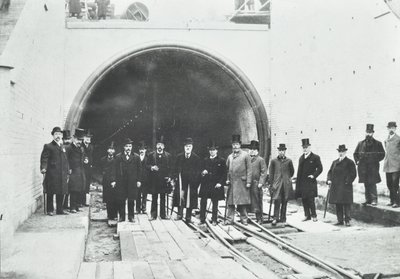 Blackwall Tunnel: inspectie van het onderwatergedeelte door hoogwaardigheidsbekleders, 1895 door English Photographer