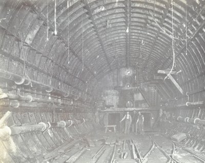 Blackwall Tunnel: twee mannen staan in de luchtsluis, 1894 door English Photographer